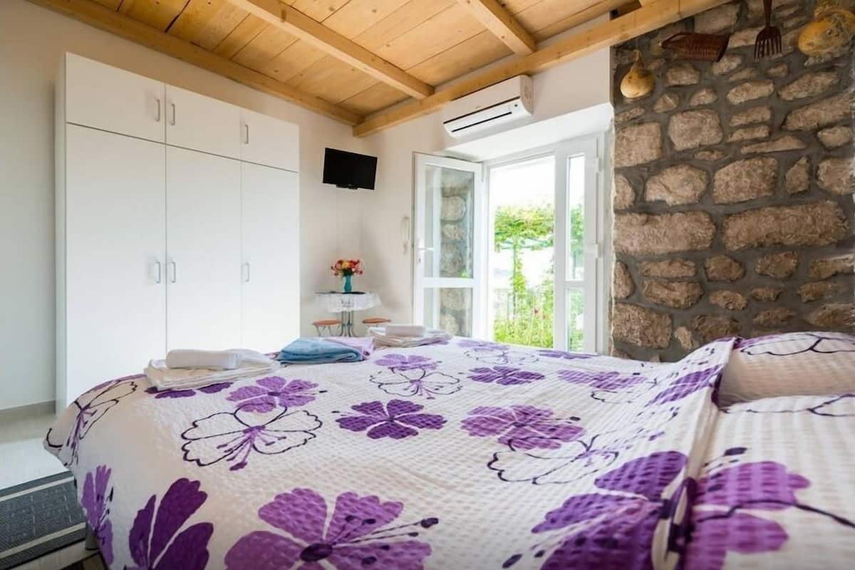Monolocale Romantico, 1 letto queen, terrazzo, di fronte alla spiaggia | Una scrivania, postazione laptop, insonorizzazione, lenzuola