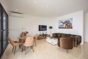 Luxury Villa, Sea View | Laptop workspace, soundproofing, bed sheets - Tills Beach Hotel (Gomoa Fetteh)