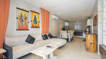 Villa de lujo, vistas al mar | Espacio para trabajar con un portátil y sistema de insonorización