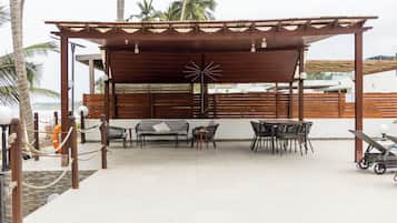 Villa de lujo, vistas al mar | Espacio para trabajar con un portátil y sistema de insonorización