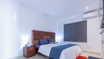 Villa de lujo, vista al mar | Espacio para trabajar con laptop, insonorización y ropa de cama