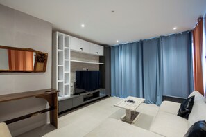 Luxe villa, uitzicht op zee | Een laptopwerkplek, geluiddichte muren, beddengoed