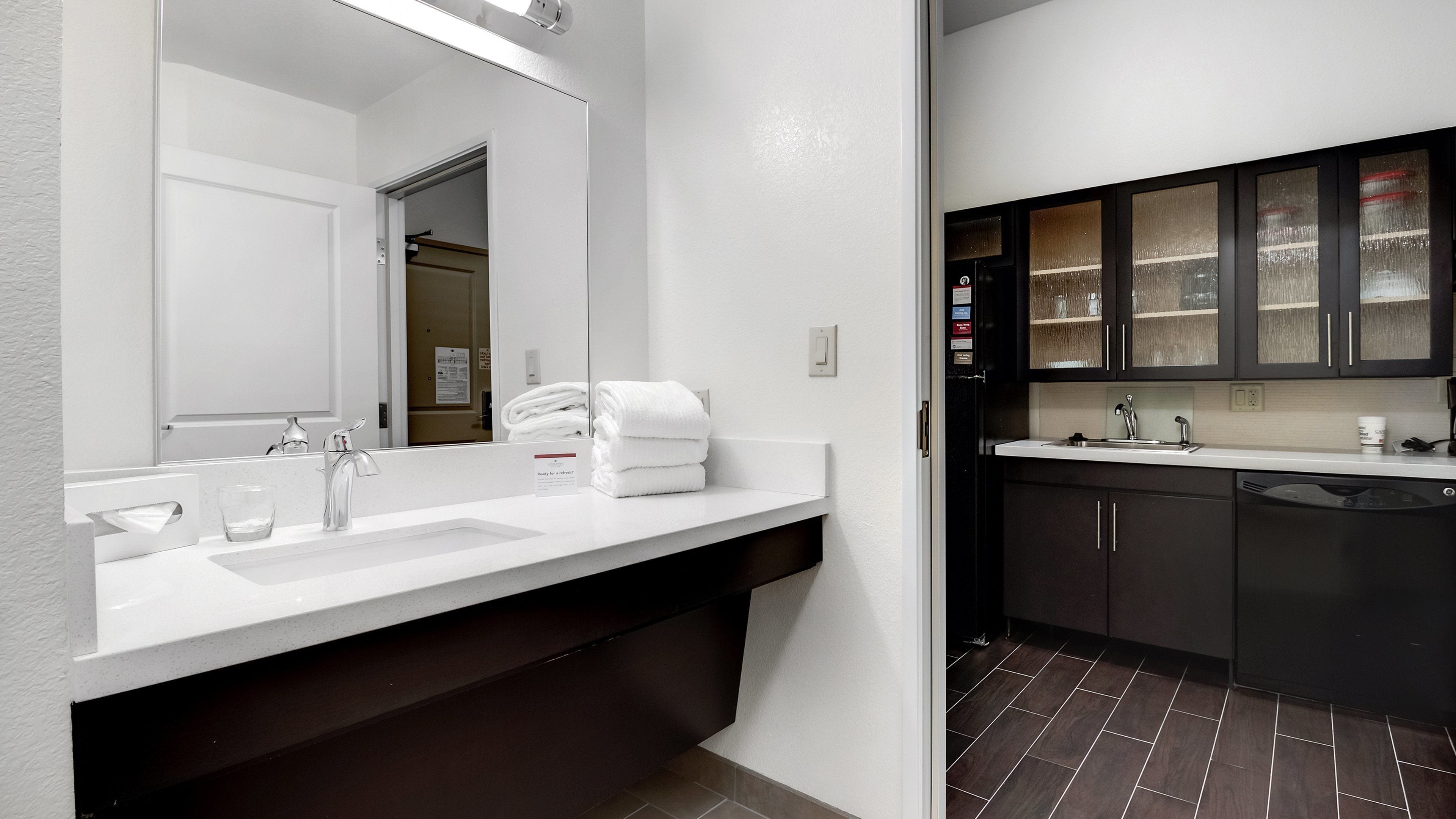 combined shower/bathtub, hair dryer, towels