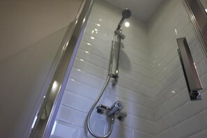 Ilmaiset hygieniatuotteet, hiustenkuivaaja, pyyhkeet