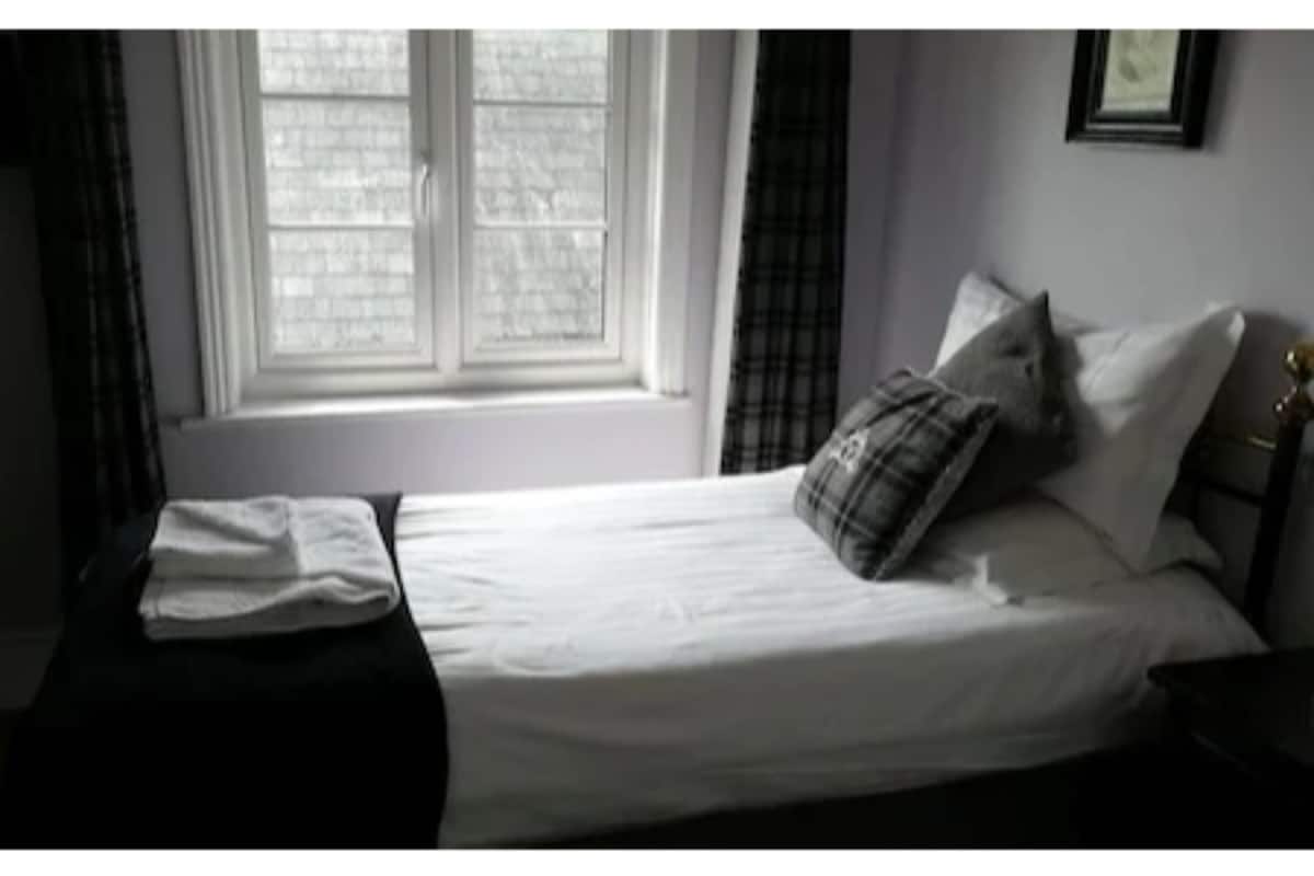 Habitación individual | Tabla de planchar con plancha, wifi gratis y ropa de cama