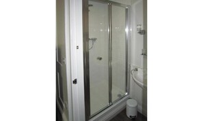 Amenidades de baño gratuitas, secadora de cabello, toallas 