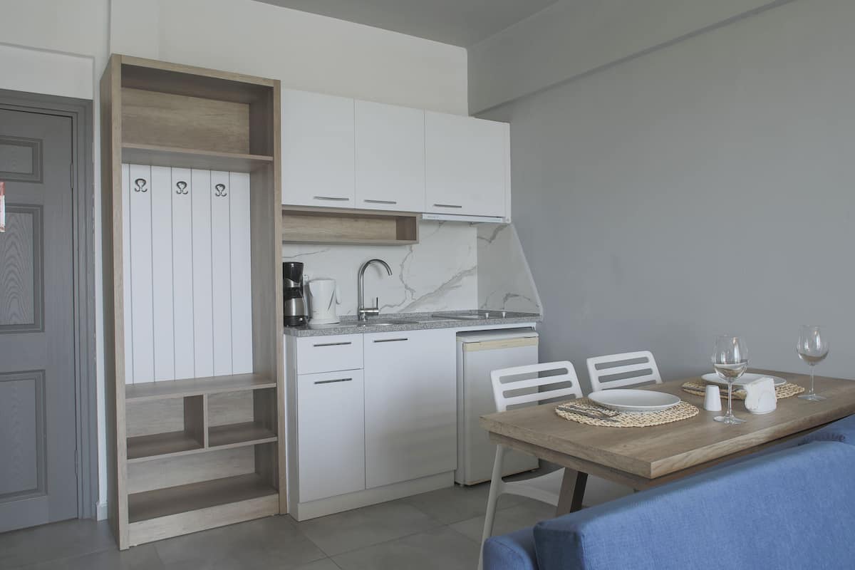 comfort room, 1 bedroom | private kitchen | coffee/tea maker, electric kettle