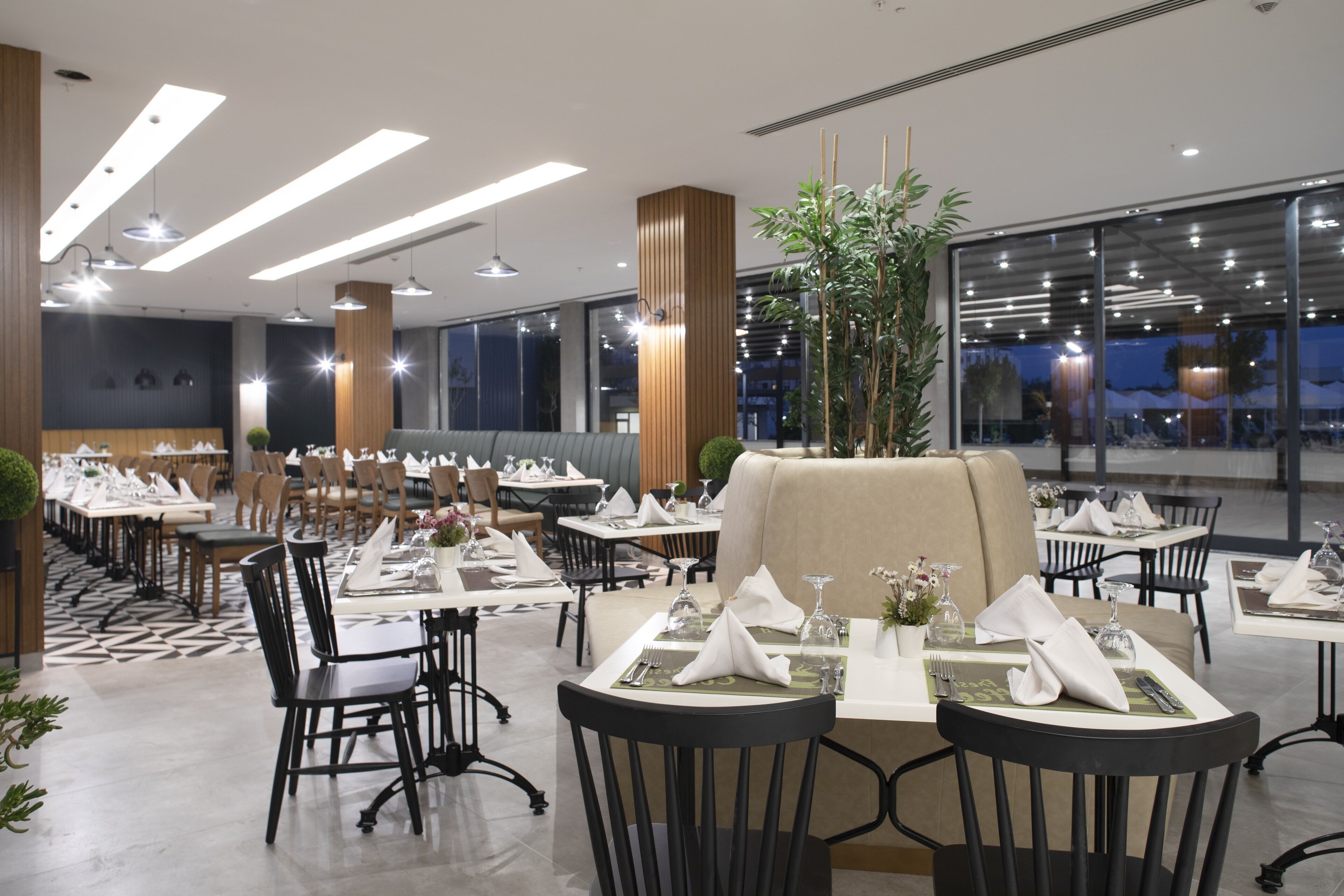 3 restaurants, breakfast served