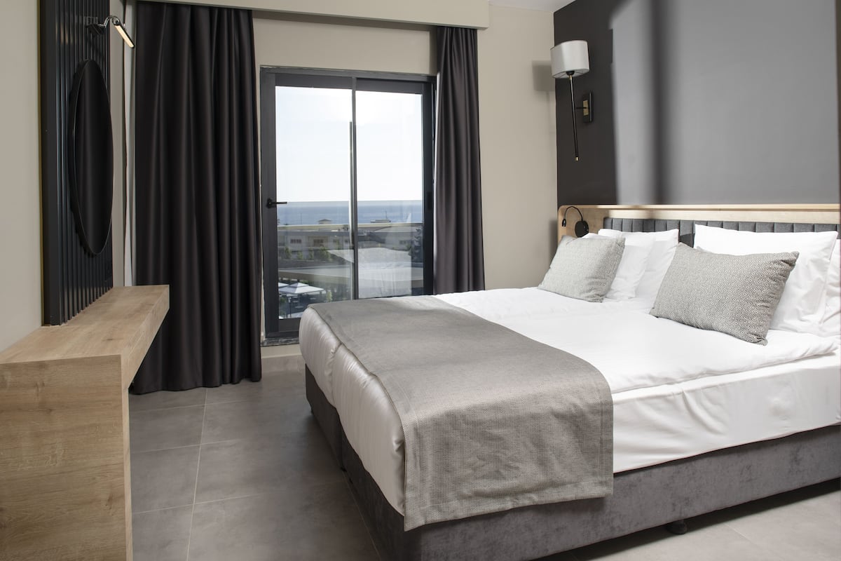 comfort room, 1 bedroom | 1 bedroom, minibar, in-room safe, soundproofing