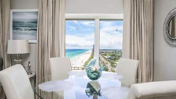 Condo, 3 Bedrooms, Sea View (1709W) | In-room dining