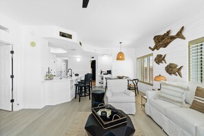 Condo, 3 Bedrooms, Ocean View (201E) | Ruang tamu | 55 inci televisyen skrin rata dengan kabel, TV, Netflix