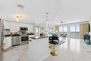 Appart'hôtel, 2 chambres, vue océan (1701W) | Cuisine privée | Réfrigérateur, micro-ondes, four, plaque de cuisson
