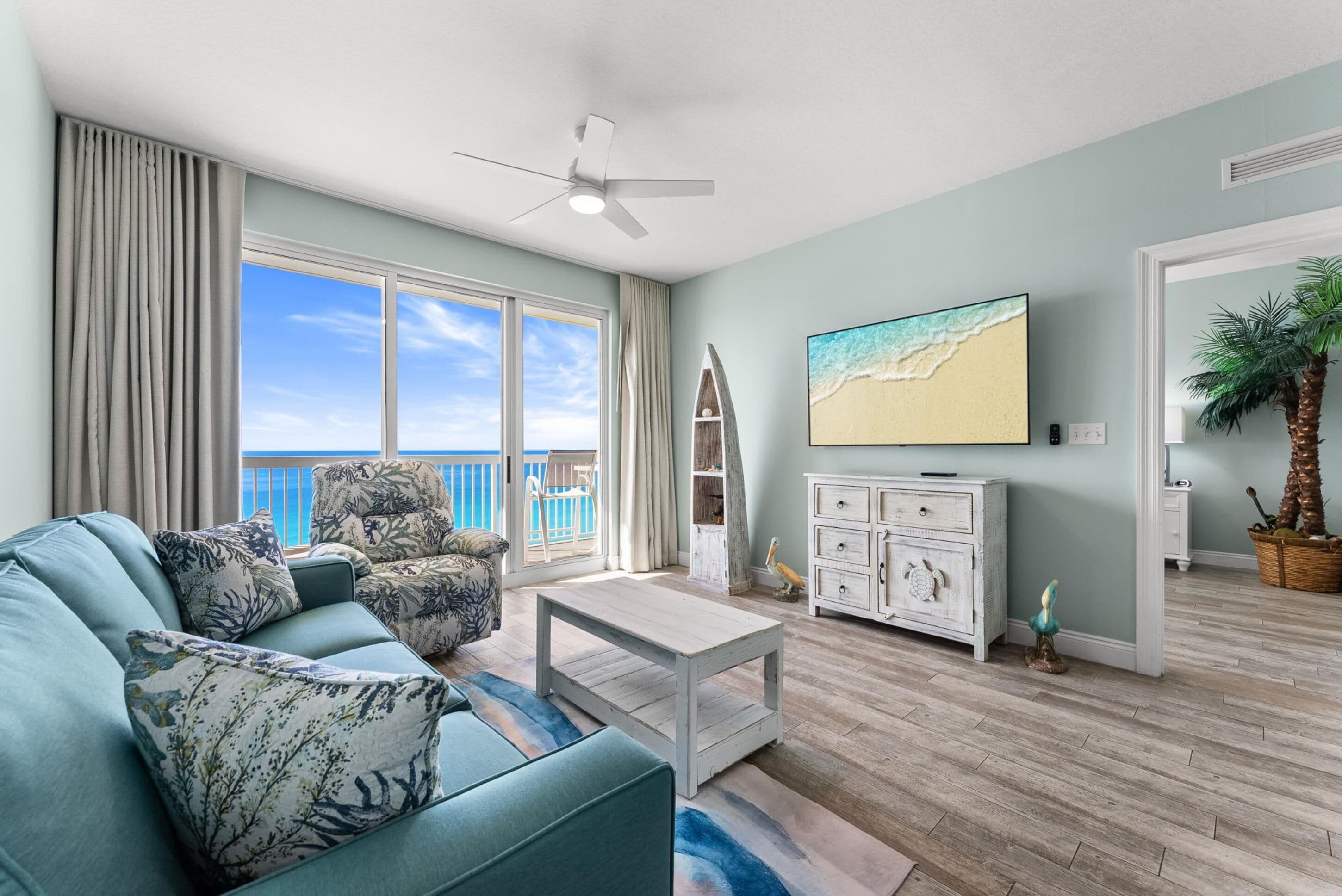 Appartement, 1 slaapkamer, uitzicht op zee (1405E) | Woonruimte | Een 55-inch flatscreentelevisie met kabelzenders, televisie en Netflix