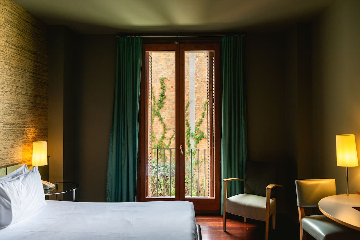 1 bedroom, premium bedding, in-room safe, desk