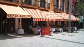 Aperto a pranzo e cena, cucina locale