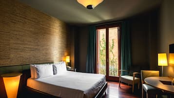 1 makuuhuone, ylelliset vuodevaatteet, tallelokero huoneessa, työpöytä