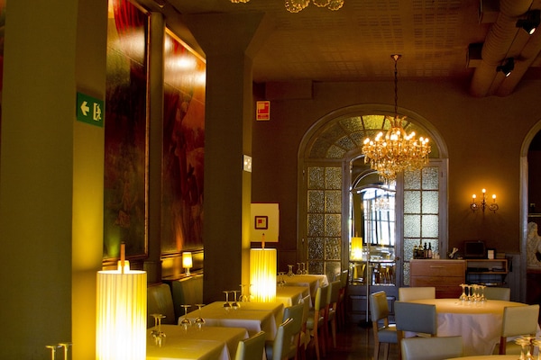 Lunch and dinner served, local cuisine