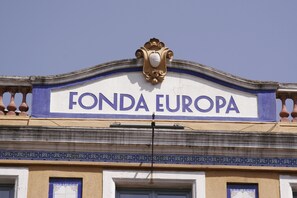 Fachada de edificio con un letrero que dice "FONDA EUROPA".