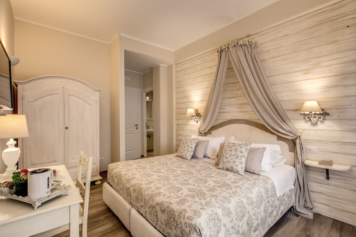 1 bedroom, Frette Italian sheets, premium bedding, down duvets