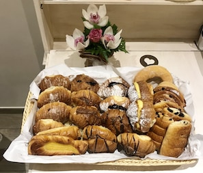 Daily continental breakfast for a fee - Casa Tua Vaticano Guest House (Rome)