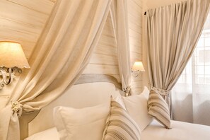 Junior Suite (Classic) | Egyptian cotton sheets, premium bedding, down duvets, memory-foam beds - Casa Tua Vaticano Guest House (Rome)