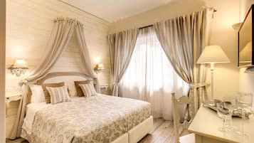 1 bedroom, Egyptian cotton sheets, premium bedding, down comforters