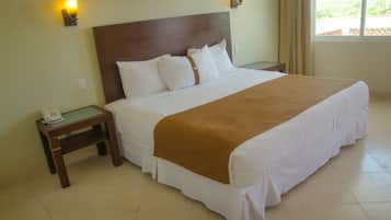 Deluxe-huone, 1 suuri parisänky, näköala puutarhaan | Egyptinpuuvillaiset lakanat, ylelliset vuodevaatteet, untuvapeitot