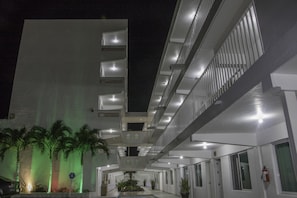 Façade de l’hébergement - soirée/nuit