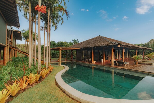 Udendørs pool, parasoller, liggestole