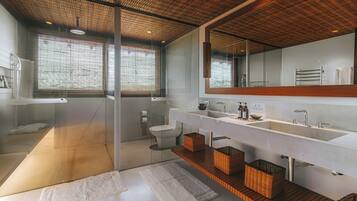Villa Rio do Brasil- House with 2 large suites 4 people | Banheiro | Chuveiro, produtos de toalete de grife, secador de cabelo
