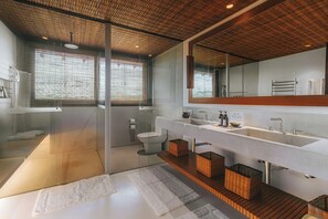 Villa Rio do Brasil- House with 2 large suites 4 people | Badeværelse | Bruser, designertoiletartikler, hårtørrer, badekåber