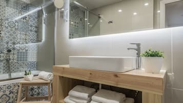 Superior Apartment | Bathroom | Free toiletries, hair dryer, towels