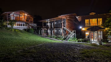 Voorkant accommodatie - avond/nacht