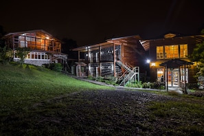 Façade de l’hébergement - soirée/nuit