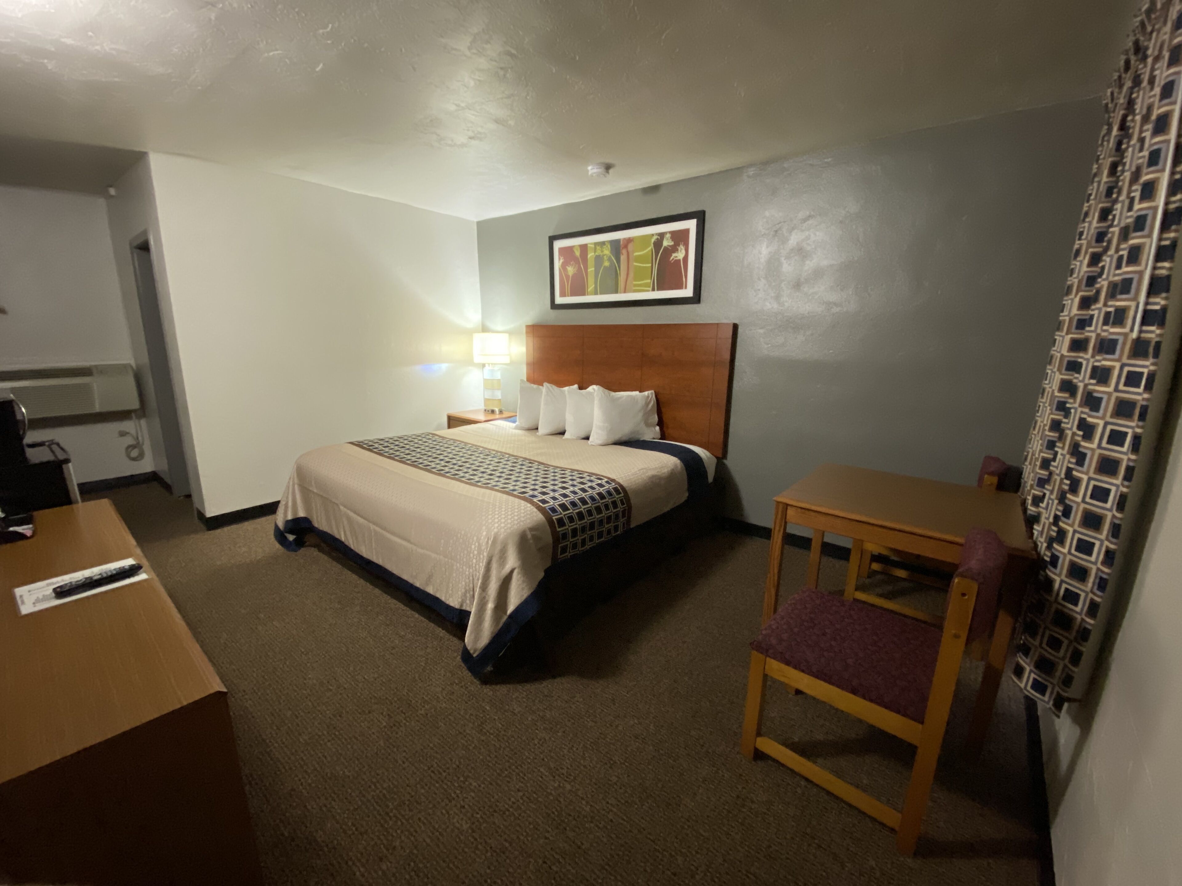 デスク、アイロン / アイロン台、可動式ベッド、WiFi (無料)