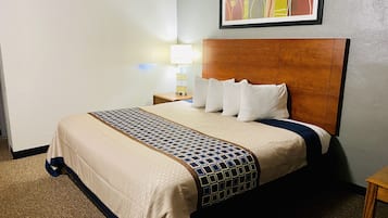 Escritorio, tabla de planchar con plancha, camas supletorias