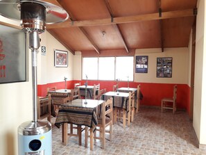 Standard-Doppelzimmer, eigenes Bad, Stadtblick | Gemeinschaftsküche | Kühlschrank, Mikrowelle, Wasserkocher mit Kaffee-/Teezubehör