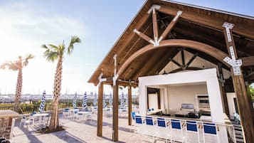 2 restaurants, breakfast, lunch, dinner served; seafood