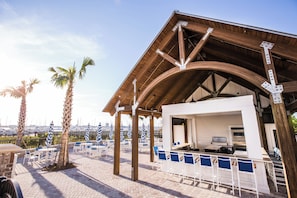 2 restaurants, breakfast, lunch, dinner served; seafood