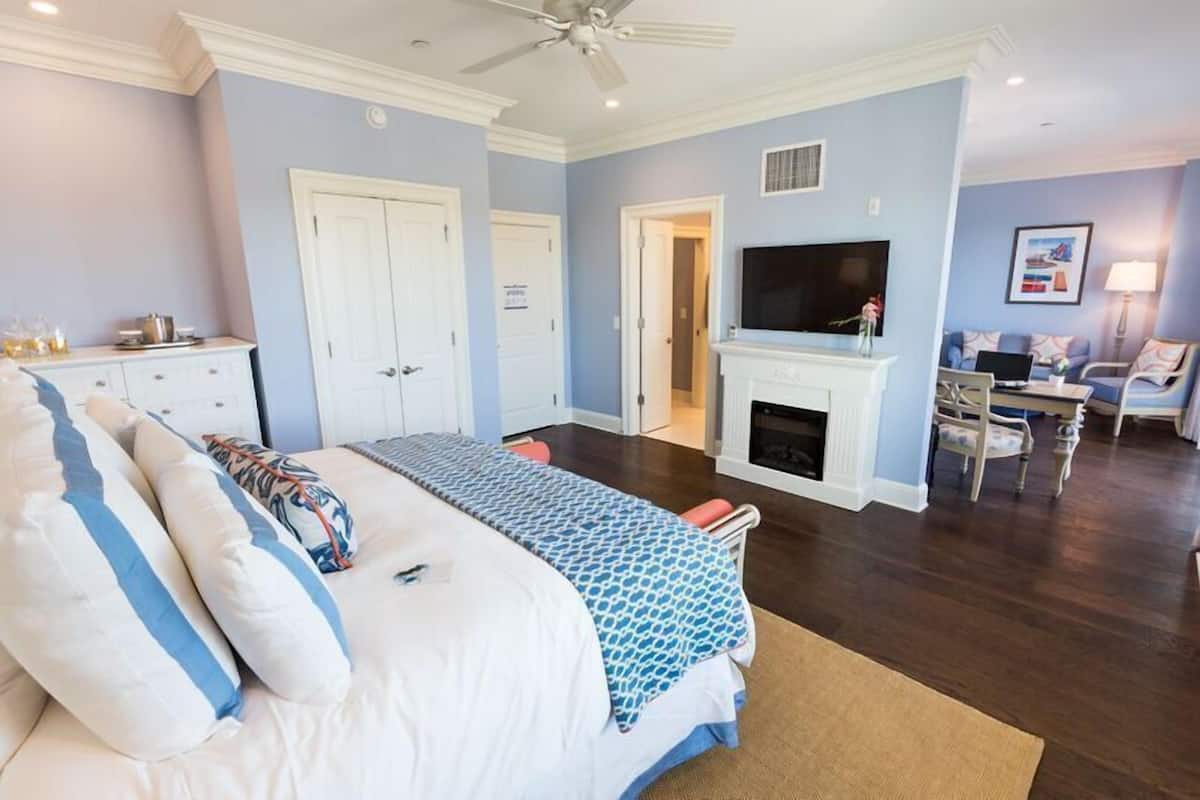 Premium bedding, minibar, in-room safe, desk