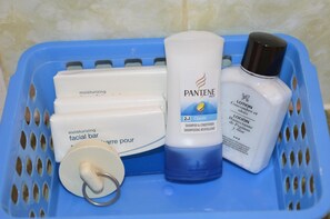 Combined shower/bathtub, free toiletries - Circle 5 Motel (Olds)