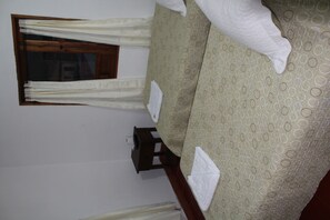 Twin Room | 8 bedrooms, individually decorated, individually furnished - Hostal El Pino (Villa de Leyva)