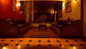 Lobby sitting area - Hotel Holiday Suites (Tacna)