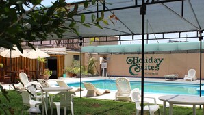 Outdoor pool - Hotel Holiday Suites (Tacna)