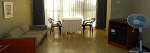 Living area - Hotel Holiday Suites (Tacna)