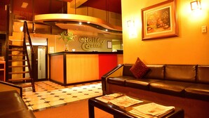 Lobby sitting area - Hotel Holiday Suites (Tacna)