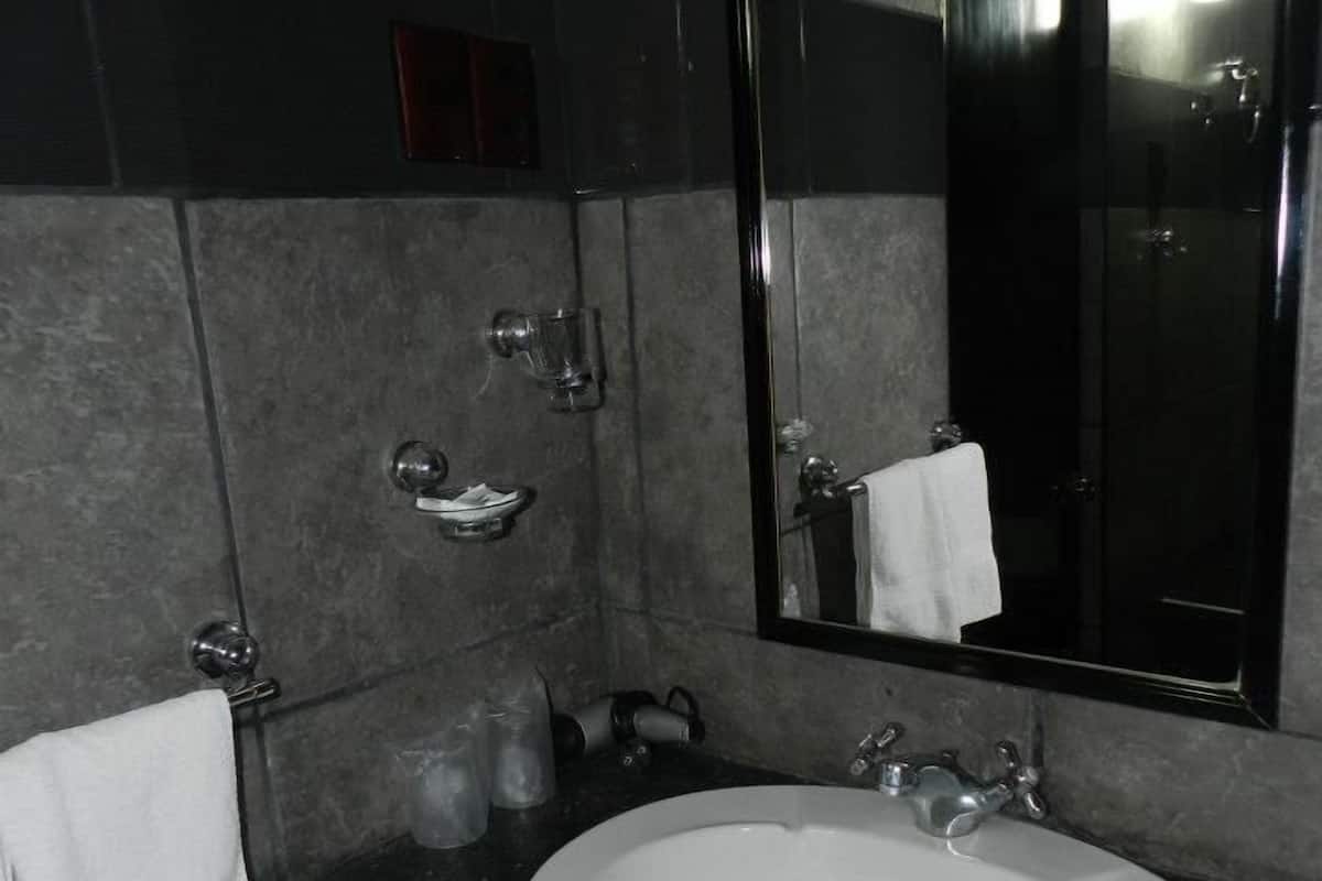 Chambre avec lits jumeaux | Lavabo de la salle de bain