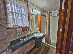 Basic Single Room (23) | Bathroom - Cedar Wood Inn (Deadwood)