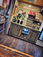 Un interior rústico con paredes de madera y una encimera que exhibe diversos objetos.
