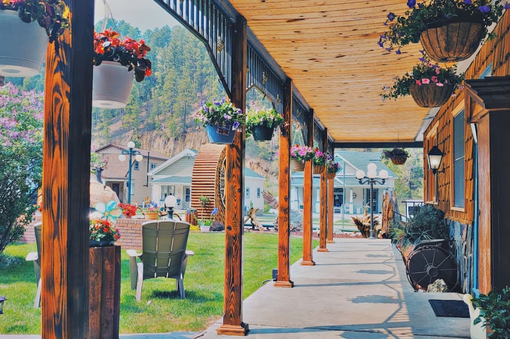 Cedar Wood Inn